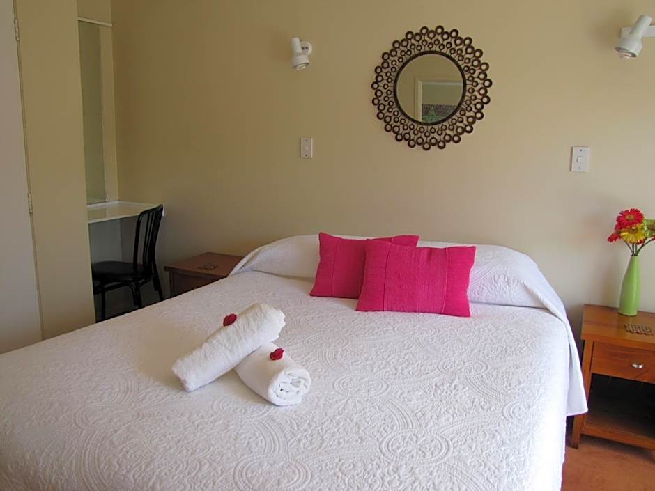 Tipi and Bobs Waterfront Lodge