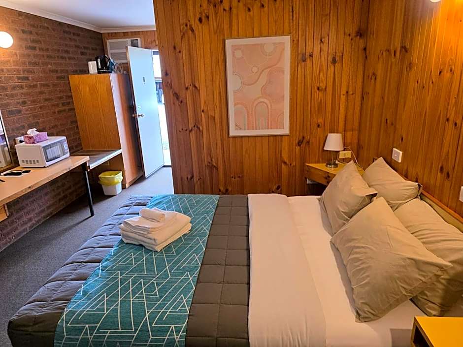 Country Roads Motor Inn