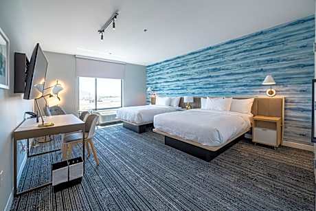 Studio with Two Queen Beds and Adapted Tub - Mobility Accessible