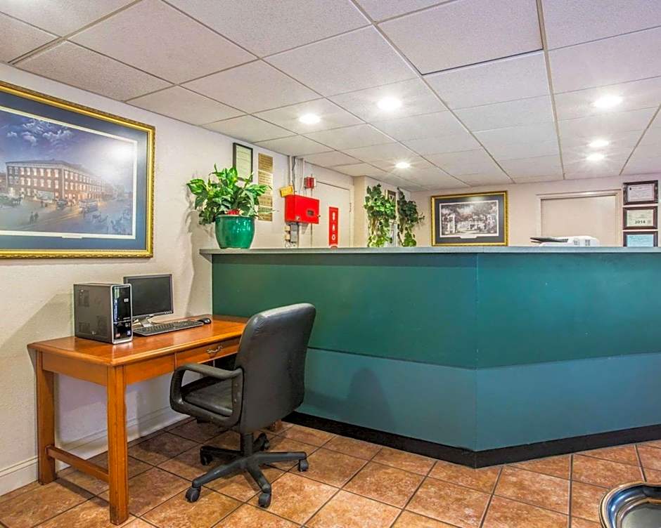 Econo Lodge Inn & Suites At Fort Moore