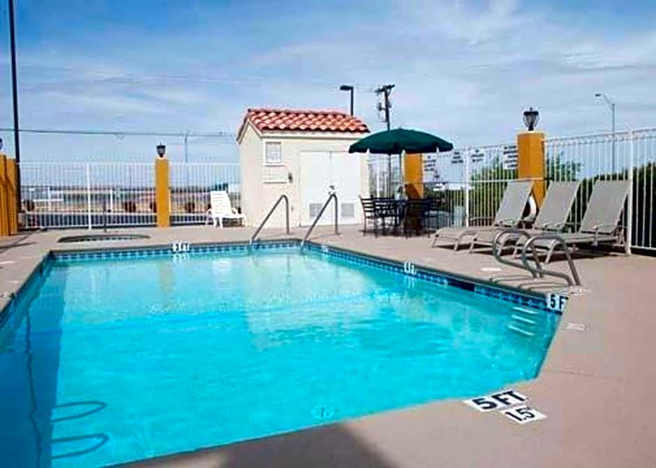 Econo Lodge Inn & Suites El Paso
