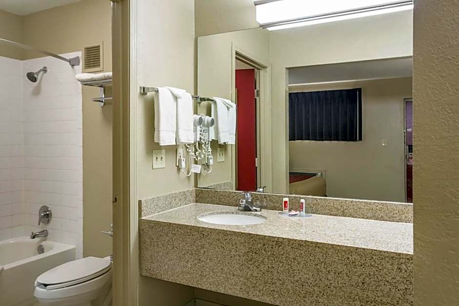 Econo Lodge Inn & Suites I-35 At Shawnee Mission