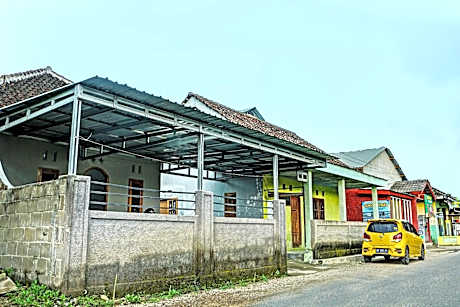 OYO Life 92222 Sahabat Kost Syariah Pacitan