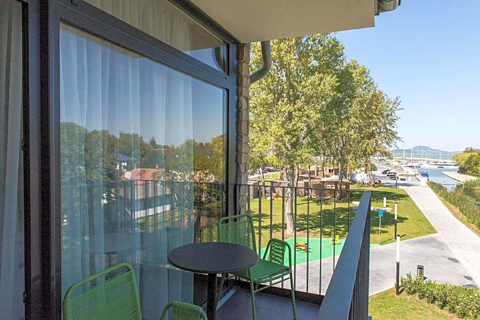 Fenyves Yacht Club Superior