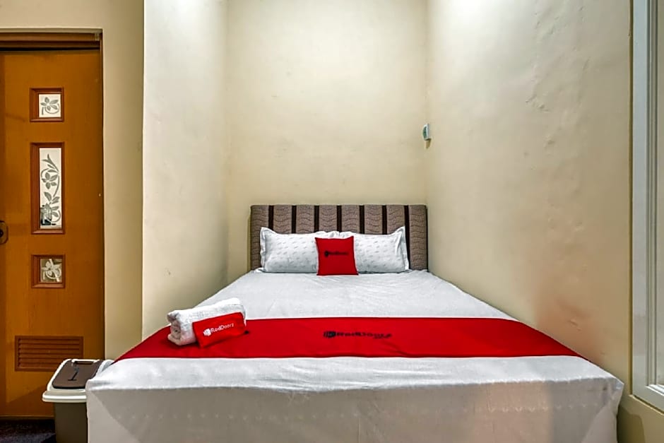 RedDoorz Syariah near Kebon Rojo Park Blitar