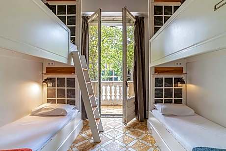 Bed in 6-Bed Mixed Dormitory Room with City View