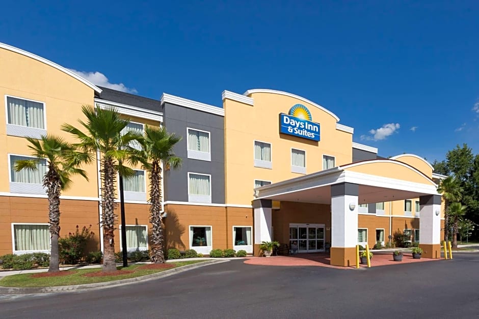 Days Inn & Suites by Wyndham Savannah North I-95
