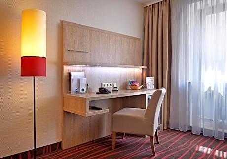 Standard Triple Room facing Courtyard (no air-condition)