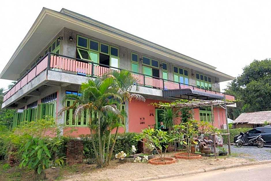 Tonmai Suites