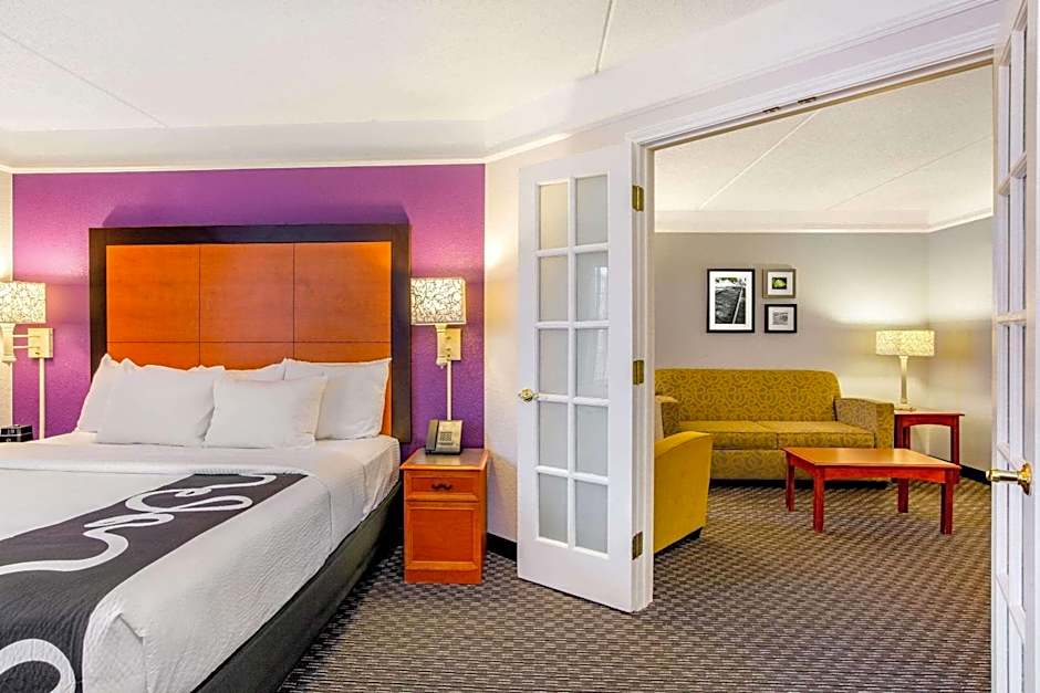 La Quinta Inn & Suites by Wyndham Raleigh Durham International Airport