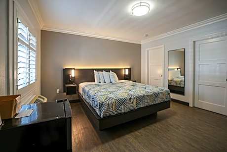 1 King Bed | Non-Smoking, Hot Tub, Micfridge