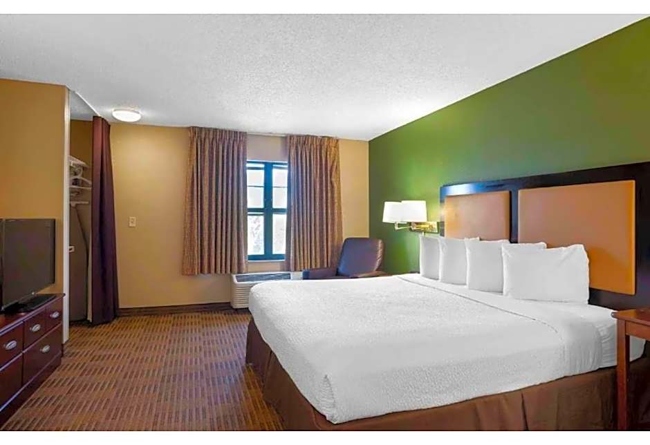 Photo 1 of 6 of Modern 1 Queen Bed, Accessible, Smoking