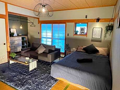 Semidouble Tatami Room in a Modern renovated home!