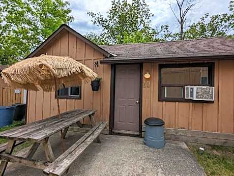 Tiny Wood Cottage 10