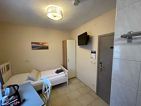 Budget Einzelzimmer, Dusche im Zimmer, eigenes WC nebenan