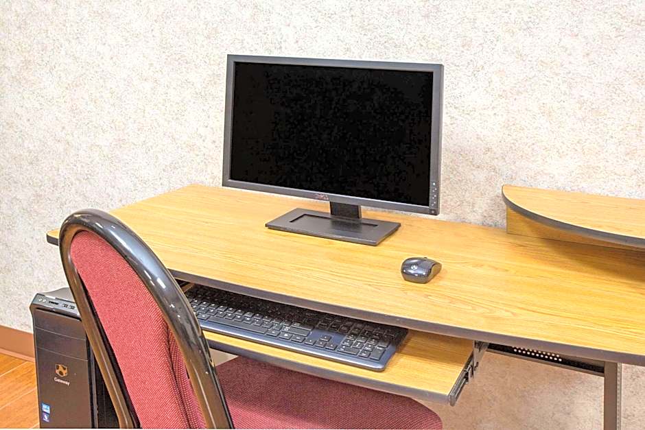 Super 8 by Wyndham Three Rivers