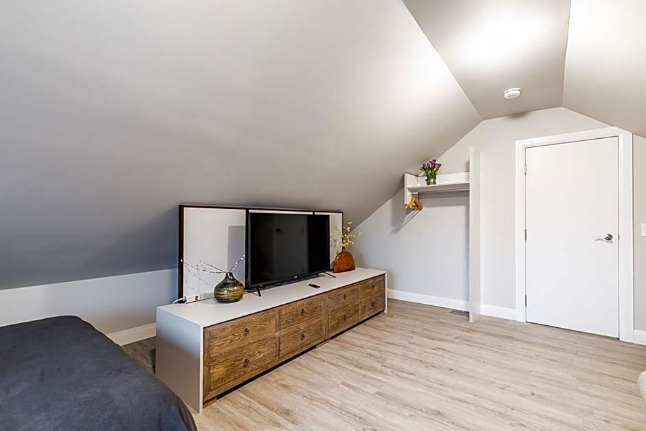 Beautiful renovated home 3 mins drive to Fall