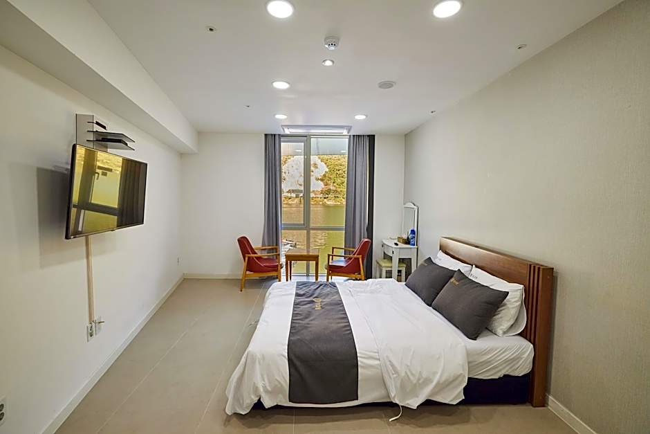 Crest72 Hotel