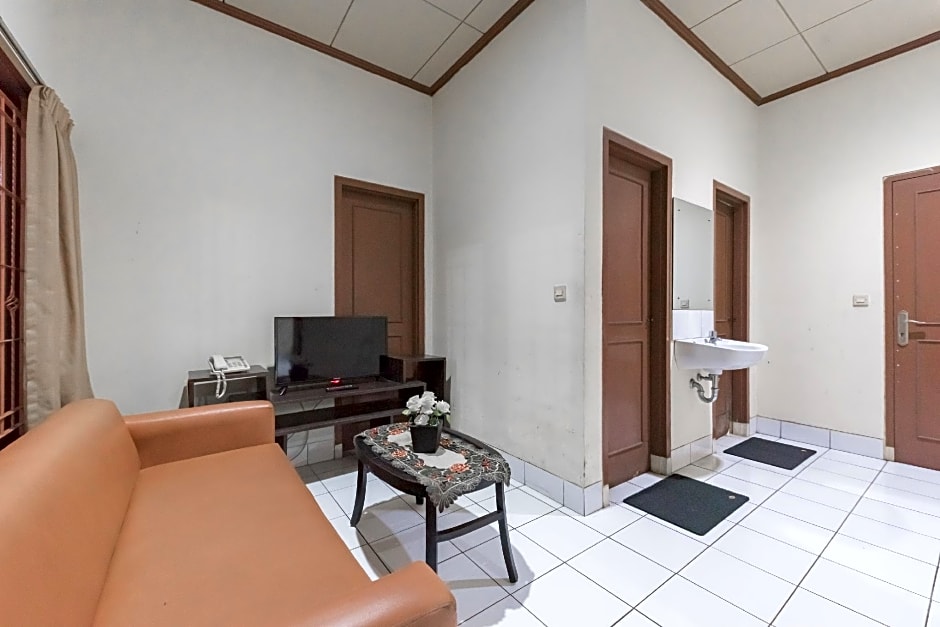 RedDoorz Plus @ Hotel Griya Astoeti