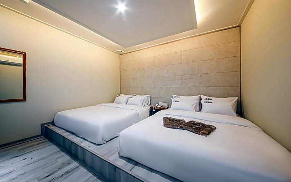 Photo 1 of 7 of 2 Beds, Jetted Tub