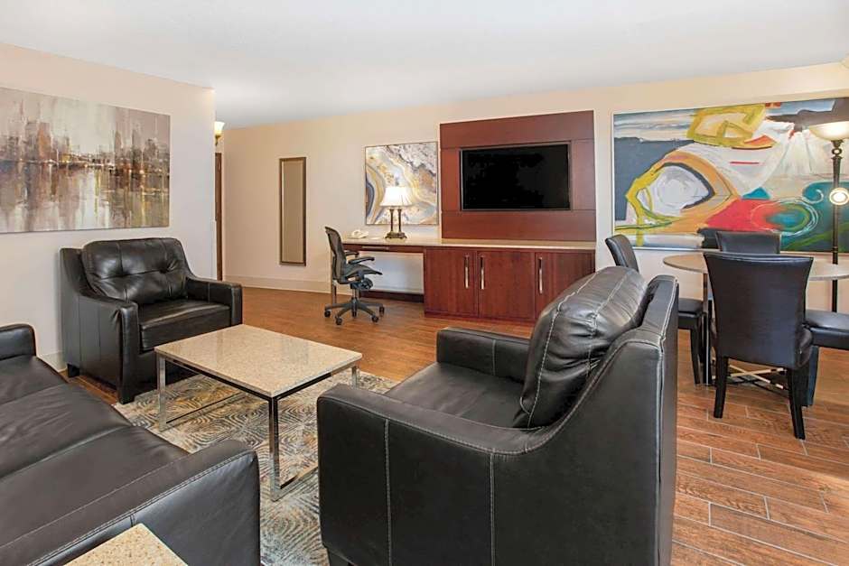 Wyndham Riverfront Hotel