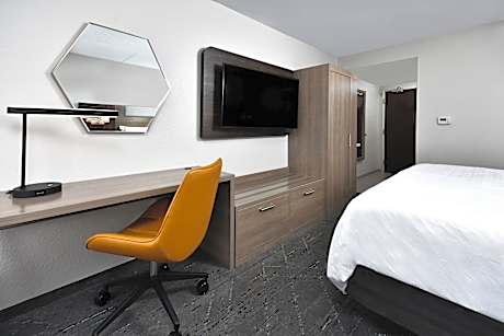 1 King Standard Communications Accessible Tub