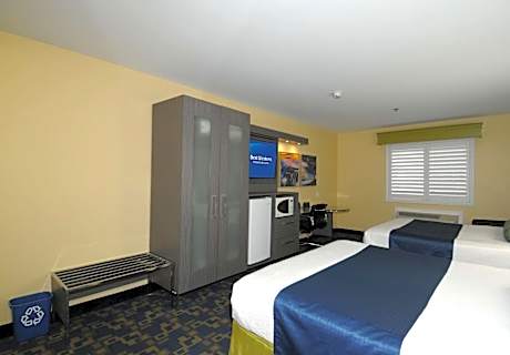 Queen Room with Two Queen Beds - Non-Smoking