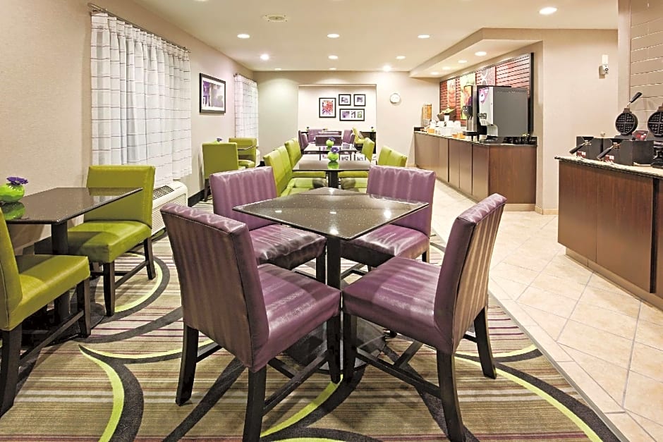 La Quinta Inn & Suites by Wyndham Oshkosh
