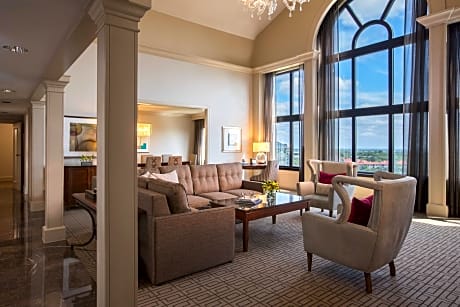 Club Level, 1 Bedroom Presidential Suite, 1 King, Sofa Bed, High Floor