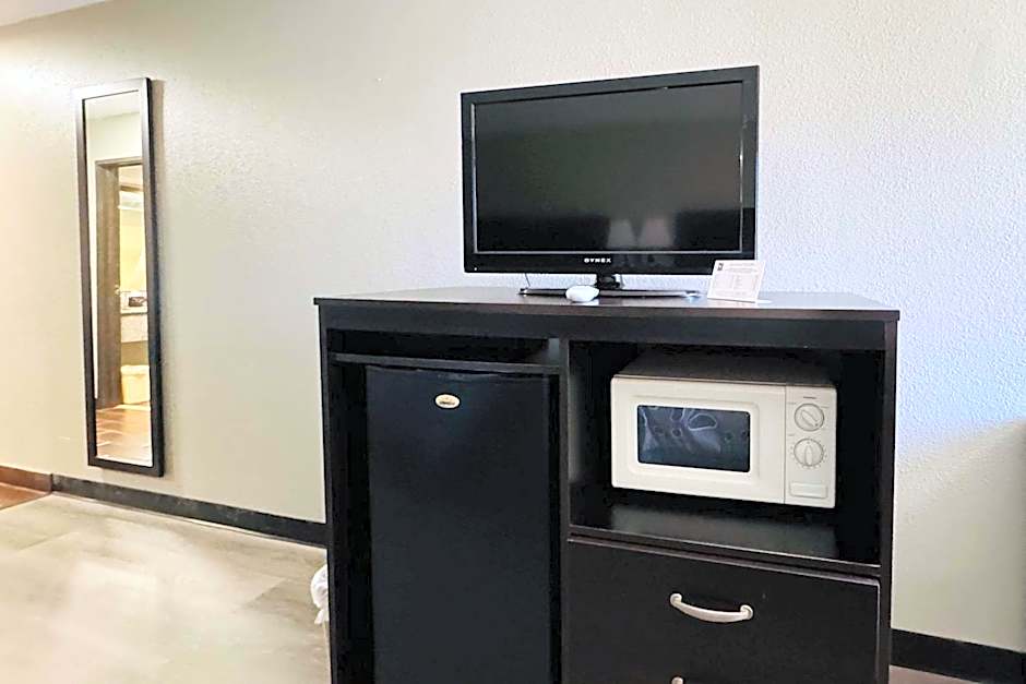 Econo Lodge Inn & Suites