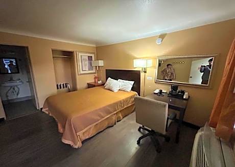 1 King Bed | Non-Smoking, Micfridge