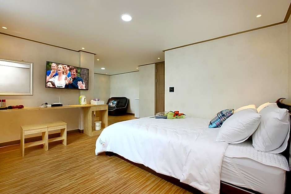 Traum Hotel & Condo