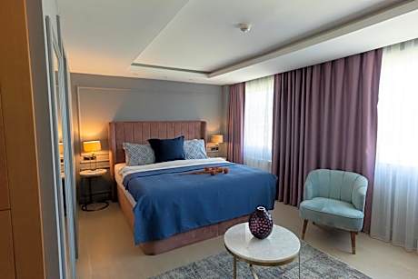 Deluxe Double Room with Side Sea View
