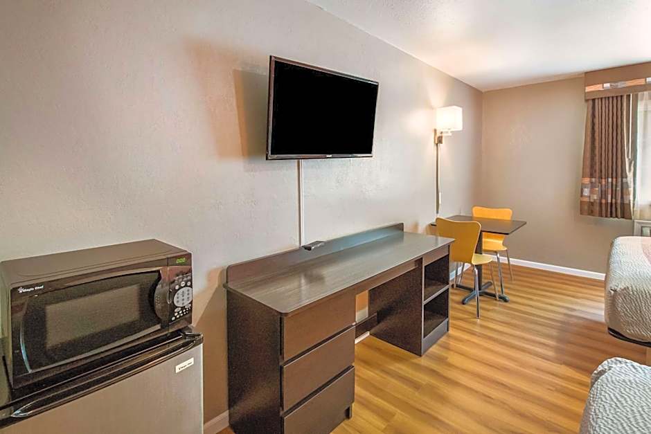 Motel 6-Rossford, OH