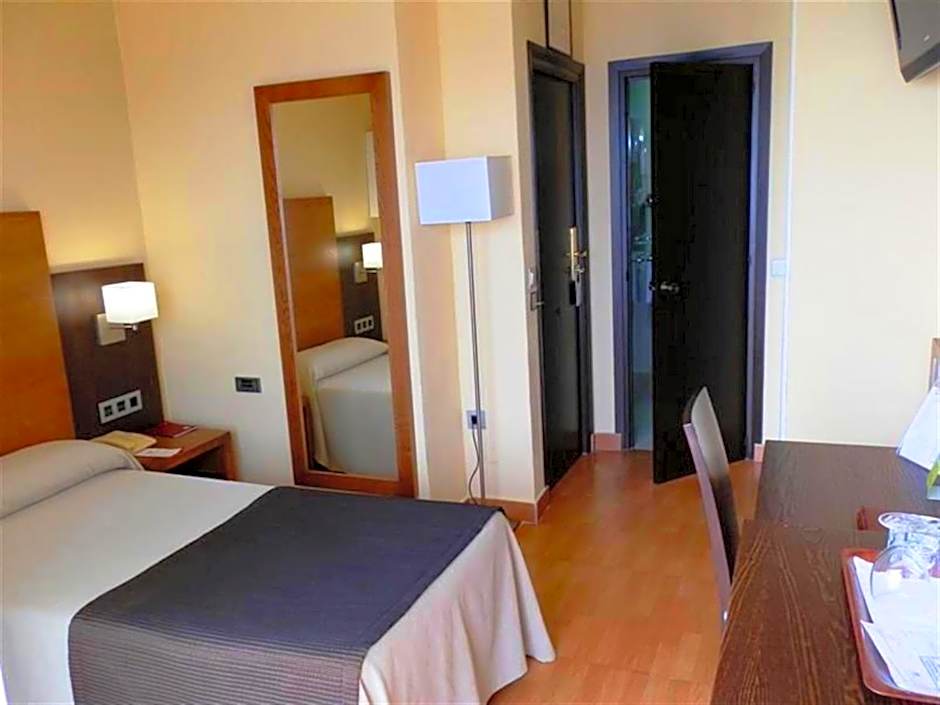 Photo 1 of 4 of Single Room