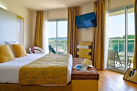 Parent Suite (2 Adults + 3 Children)