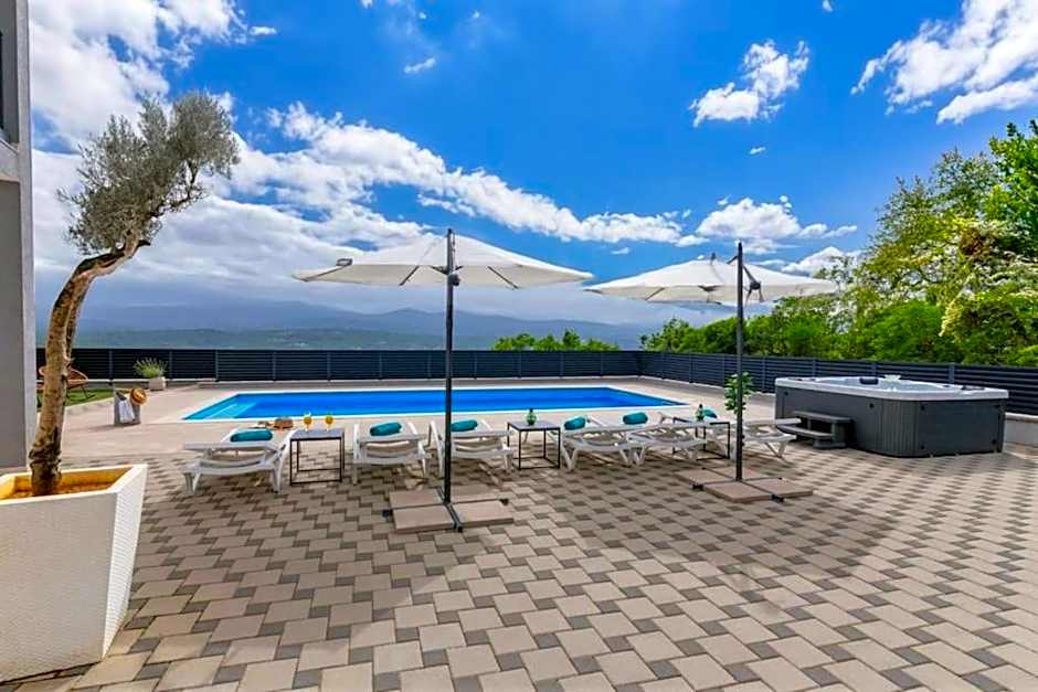 Holiday home "Villa Blue Lake" - Private Heated pool, Hotube