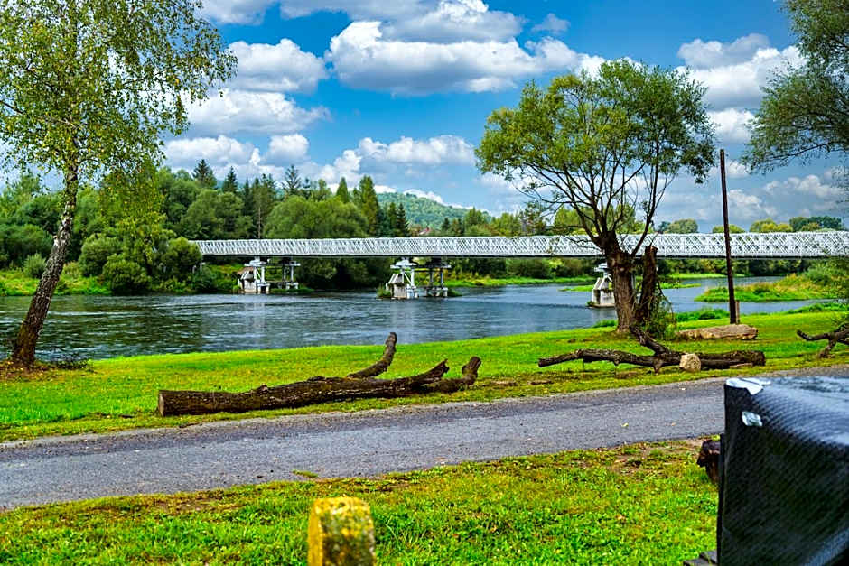 Przystań nad Sanem z widokiem na góry i rzekę