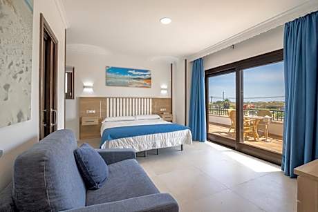 Double or Twin Room with Sea View