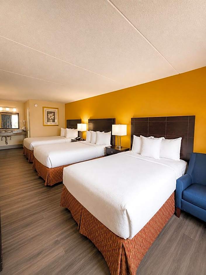 Photo 1 of 7 of 3 Double Beds