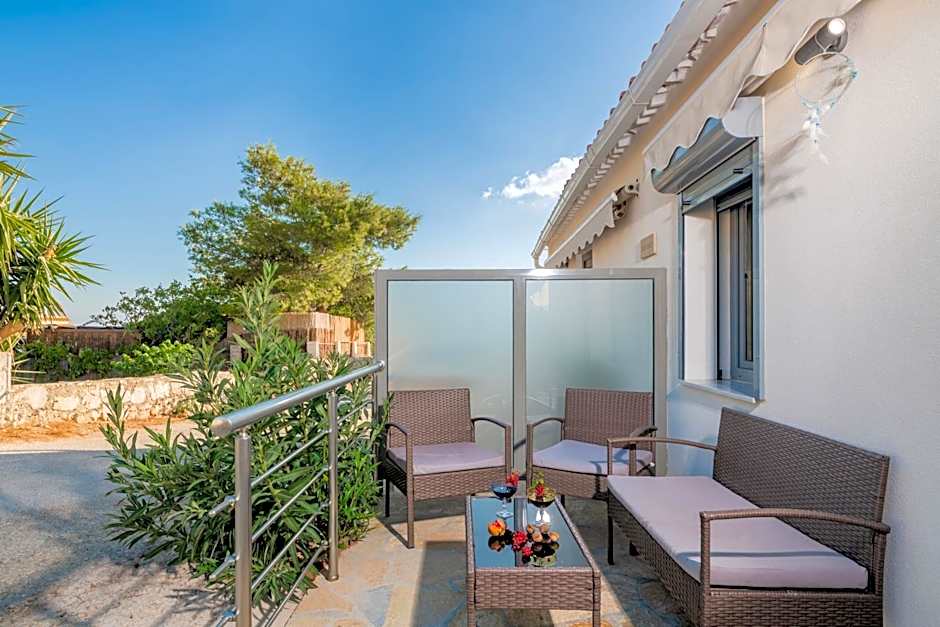 Kokkinos Studios With Pool & Sea View, by ZanteWize