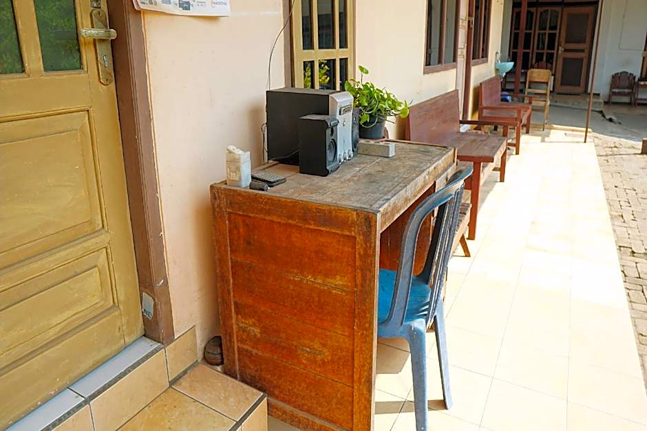 OYO Life 93045 Kost Putra Bu Ketut