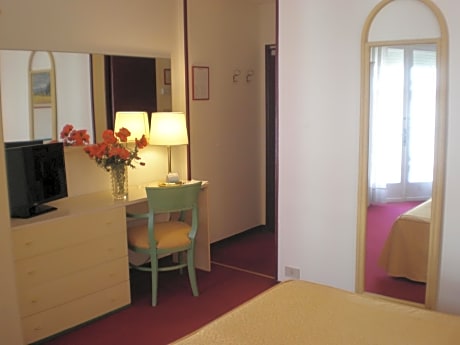 Double or Twin Room with Lateral Sea View
