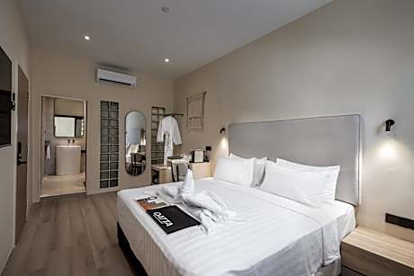 Deluxe Suite with Bathtub