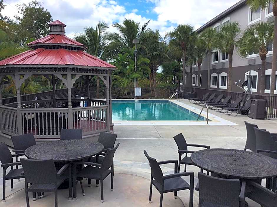 Days Inn & Suites by Wyndham Bonita Springs North Naples