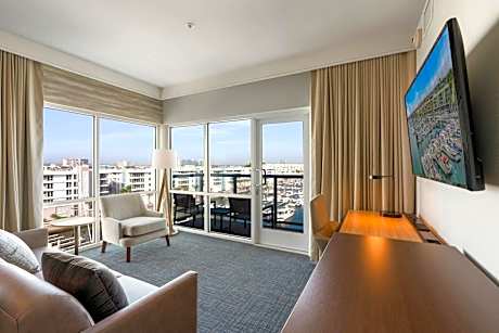 1 Bedroom Suite, 1 King, Water view