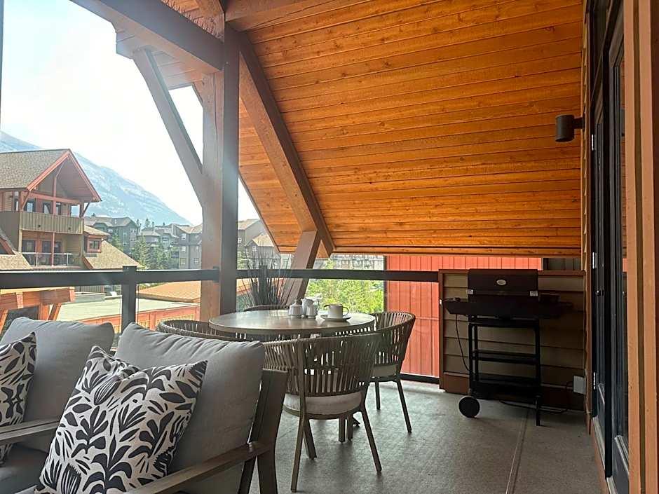 Elevated Penthouse Condo managed by Little Sister Getaways