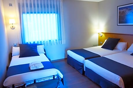 TRIPLE ROOM (2 ADULTS + 1 CHILD)