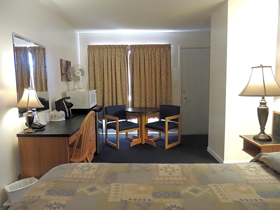 100 Mile Motel & RV Park