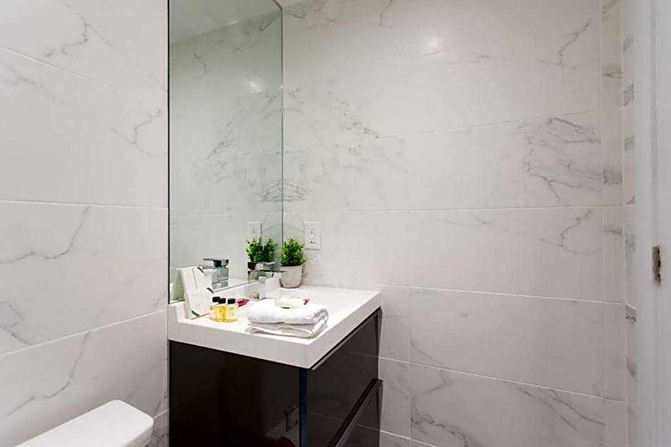 Palms Little Italy Studio with full bathroom by Denstays